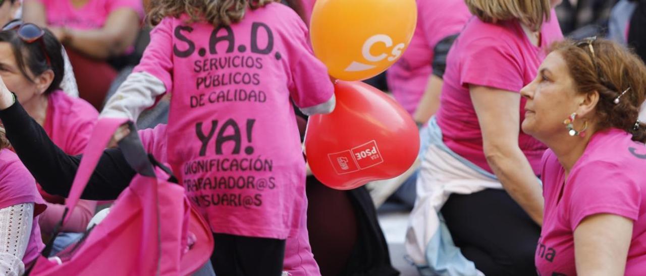 Trabajadoras del servicio de ayuda a domicilio de Gijón durante una de sus concentraciones