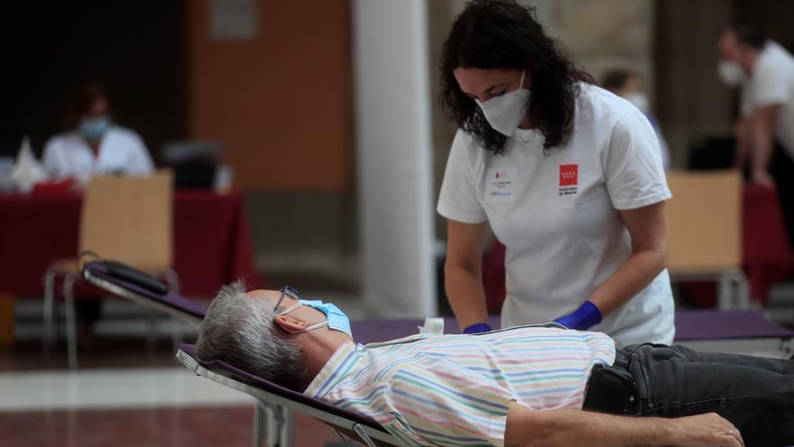 Una sanitaria atendiendo a un paciente.