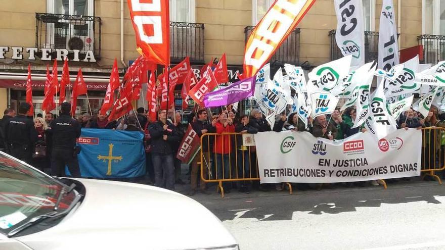 Delegados sindicales, ayer, en Madrid.