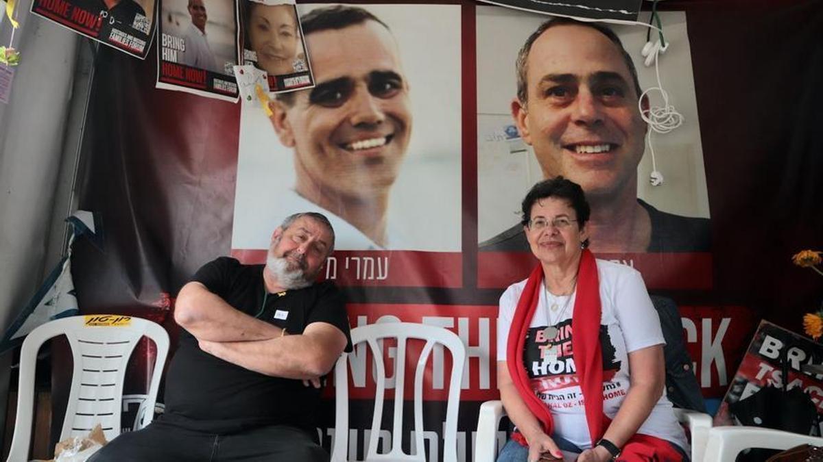Avi Silverstein e Iris Ganor, supervivientes de la matanza del 7 de octubre, en la llamada plaza de los Rehenes de Tel Aviv.