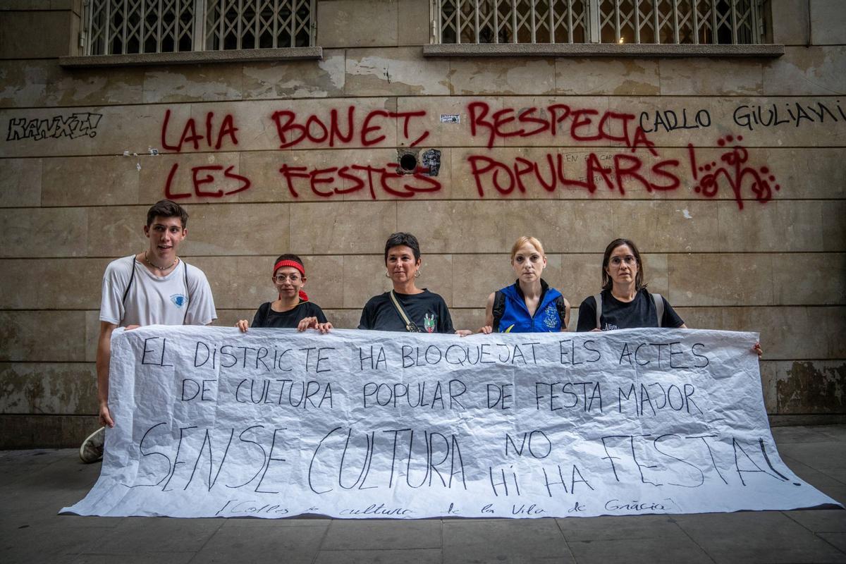 Un funeral por la cultura popular sustituye la masiva cercavila de las fiestas de Gràcia 2024