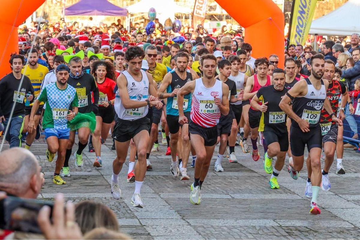 Cambados despide el año con miles de pisadas... y disfraces navideños