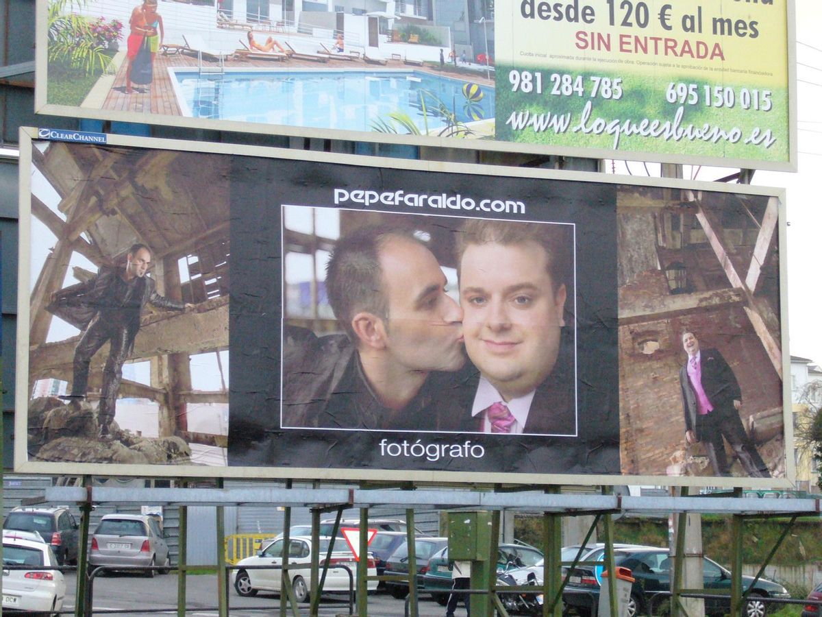 Valla publicitaria con la boda de José e Isaac.