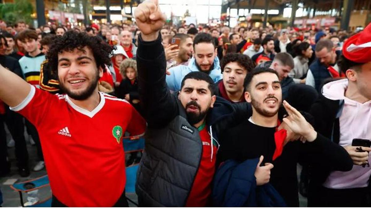 Aficionados marroquís celebran el triunfo de su equipo en Bruselas