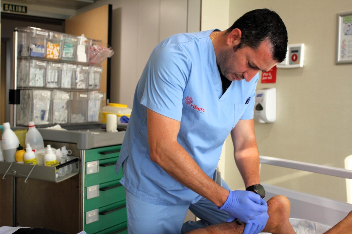 El enfermero encargado de las heridas complejas en el Hospital del Vinalopó y en el departamento Elche-Crevillent