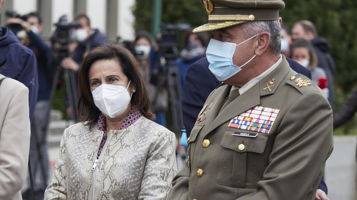 La ministra de Defensa, Margarita Robles, y el Jefe de Estado Mayor del Ejército de Tierra, Francisco Javier Varela.