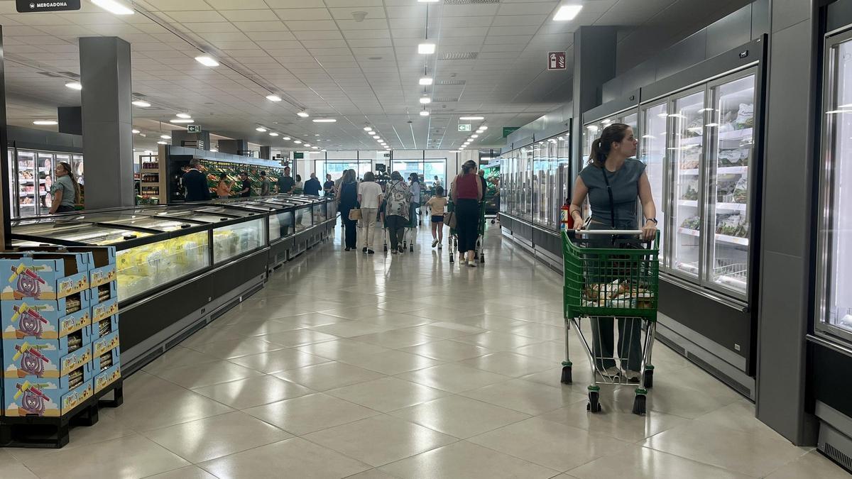 Reapertura del nuevo supermercado en Entrenúcleos.