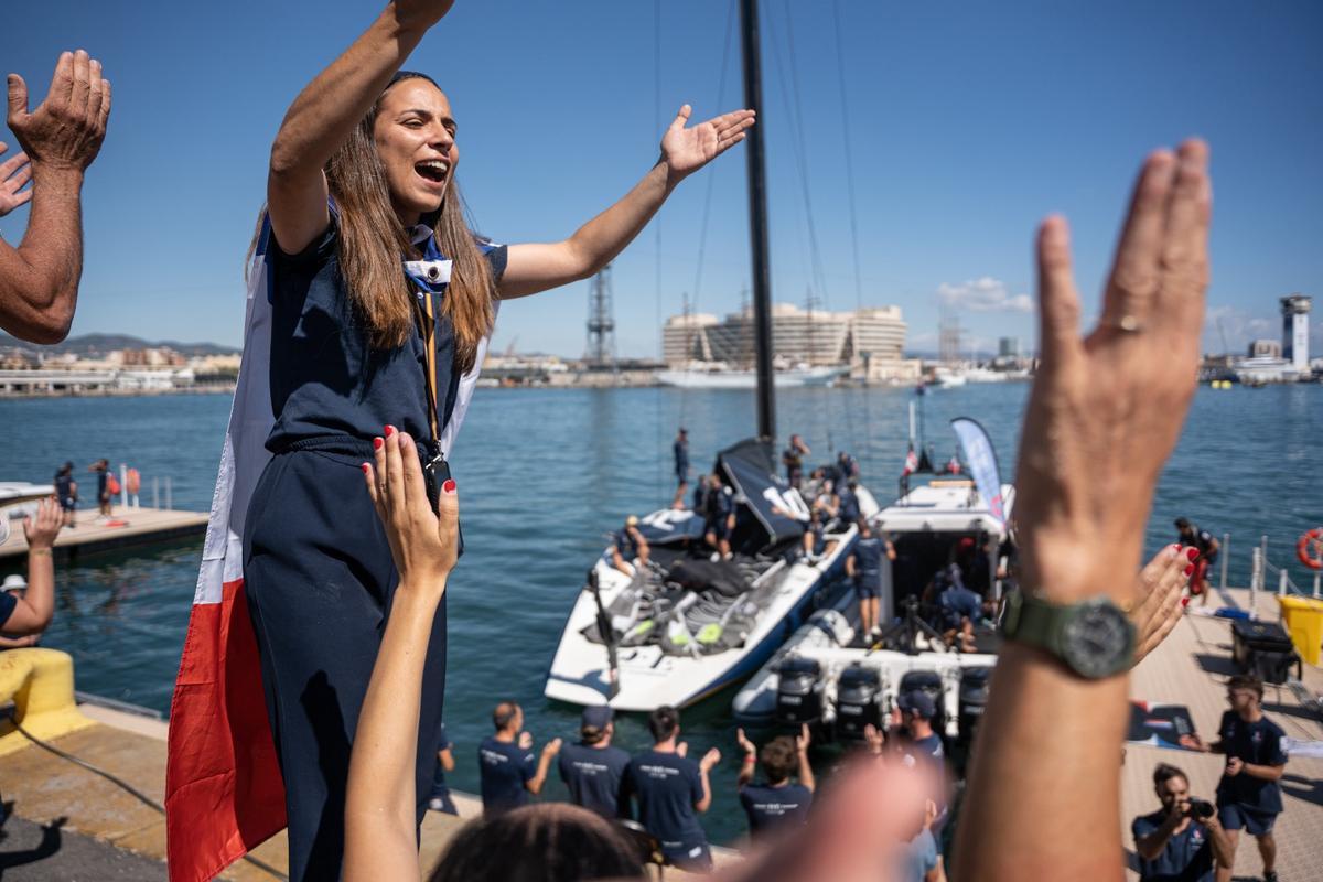 Familiares y amigos despiden al equipo francés en su última regata en la Copa América de vela.