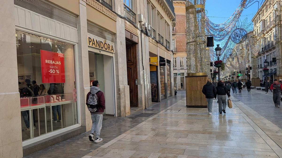 Una imagen de la calle Larios de Málaga con anuncios de rebajas en las tiendas.
