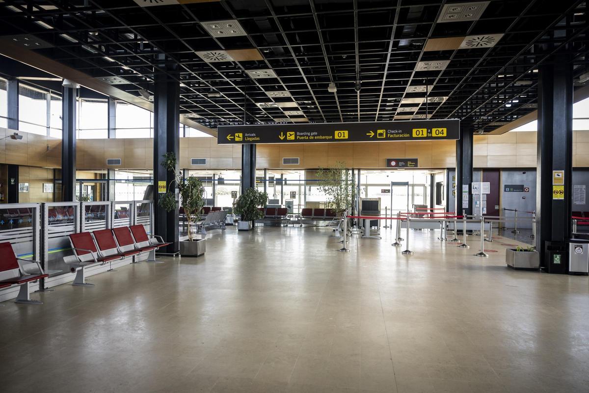 En imágenes | Este es el estado actual del aeropuerto Huesca-Pirineos, el menos utilizado de España