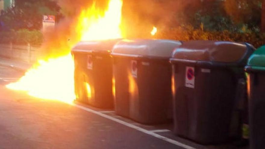 Foto d&#039;arxiu, d&#039;un incendi de contenidors