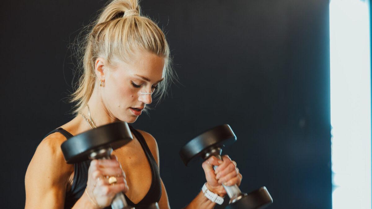 Una mujer en el gimnasio