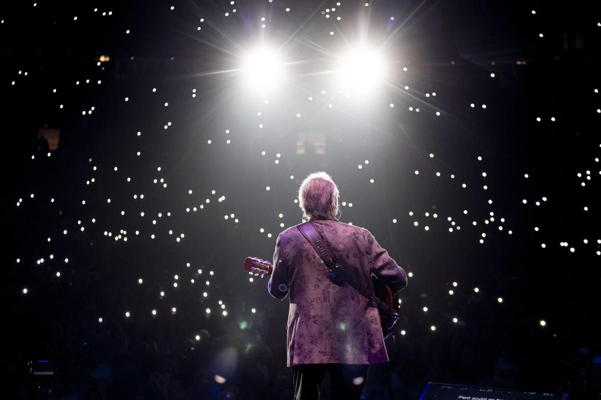 Último concierto de la gira El vicio de cantar. Serrat 1965-2022 de Joan Manuel Serrat en el Palau Sant Jordi que pone fin a su carrera.