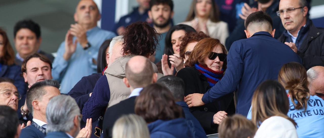 Sentido homenaje del Levante UD a la familia fallecida en el incendio de Campanar