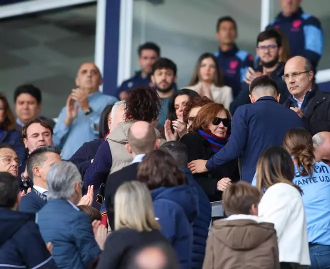 Sentido homenaje del Levante UD a la familia fallecida en el incendio de Campanar