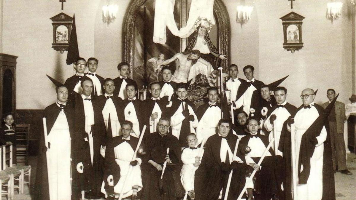 Integrantes de la cofradía de la Dolorosa tras una procesión, en una imagen de 1948.