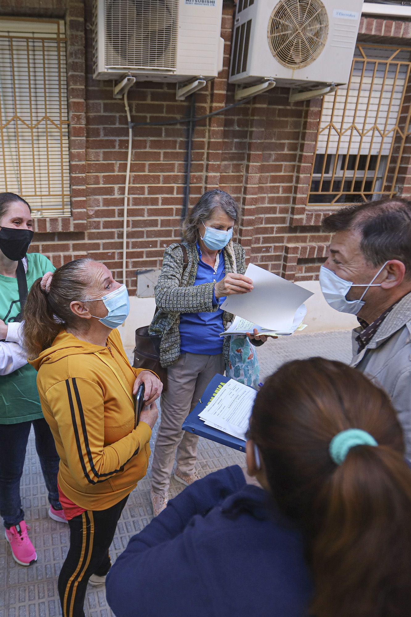 Paralizan el desahucio de tres familias residentes en el mismo edificio de Orihuela