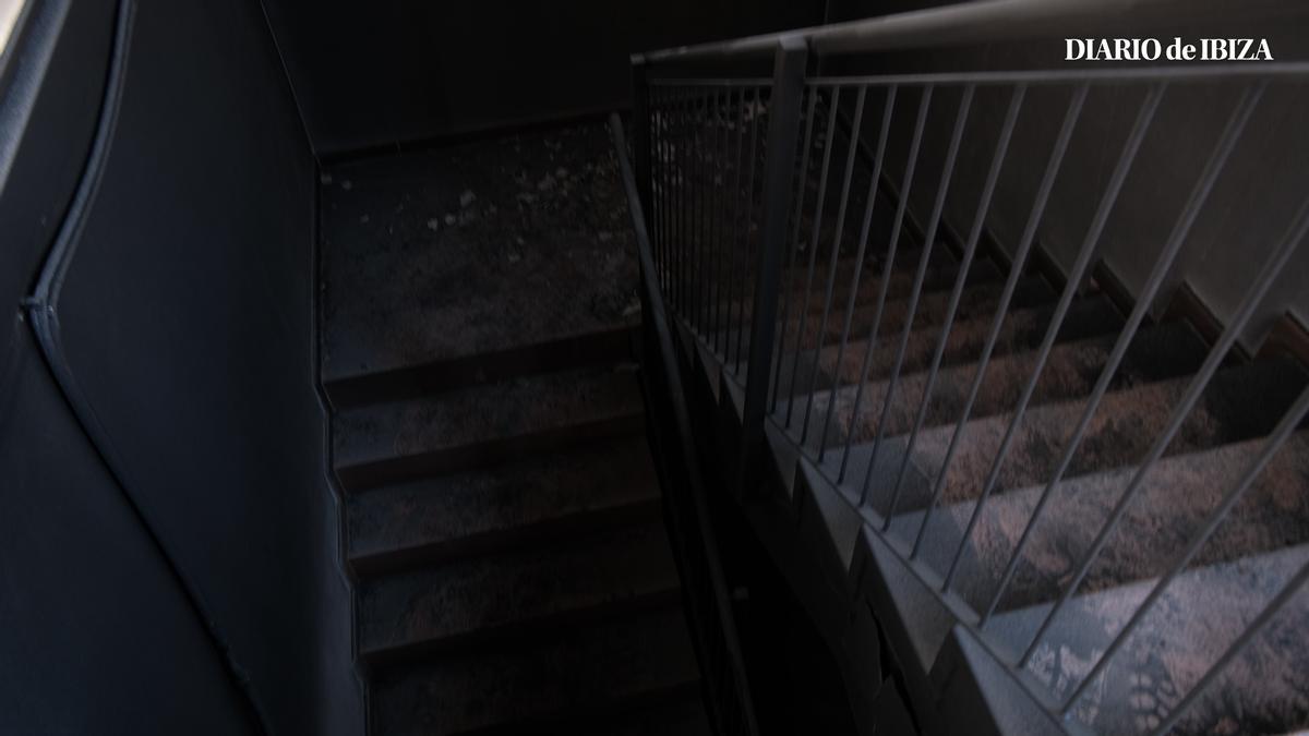 Un incendio en el aparcamiento subterráneo obliga a desalojar el edificio del Cetis en Ibiza