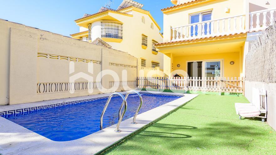 Tres plantas, piscina, porche, garaje y en Castellón: esta es la luminosa vivienda a la venta en una zona privilegiada