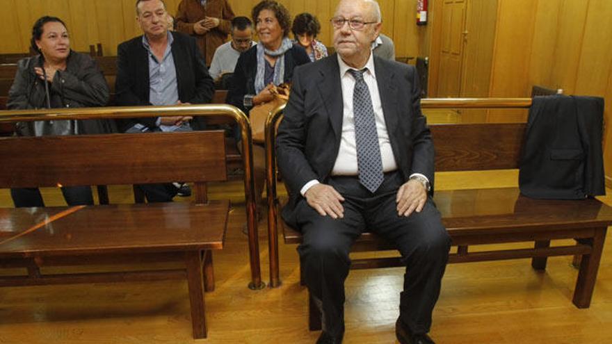 Luis Novoa, expresidente de la CEP, esta mañana en los juzgados. // Jorge Santomé
