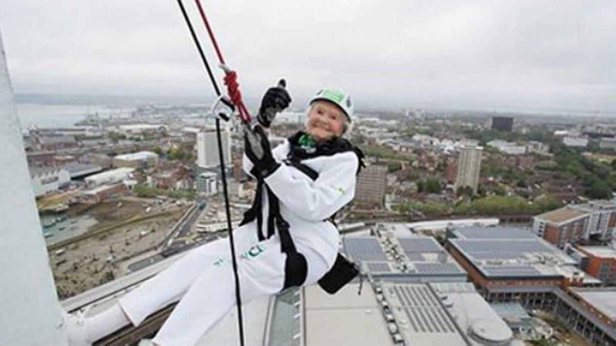 Doris Long, en su descenso de la torre Spinnaker, en Portsmouth.