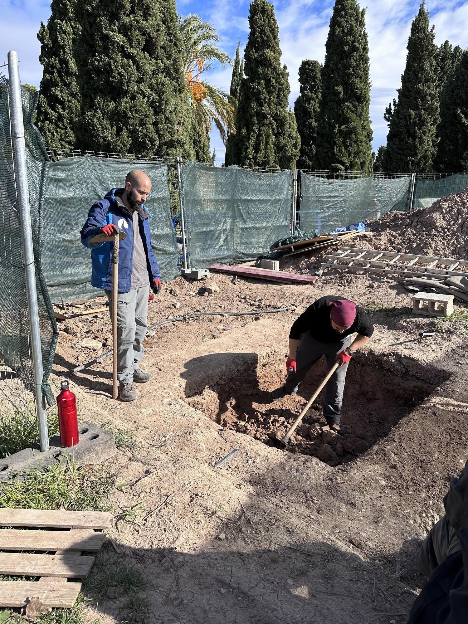 Drakkar excavando una fosa común en el cementerio de Alicante.