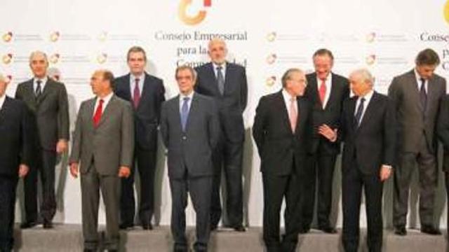 El «think tank». Abajo, por la izquierda, Florentino Pérez (ACS), Antonio Brufau (Repsol), Isidoro Álvarez (El Corte Inglés), Emilio Botín (Banco Santander), César Alierta (Telefónica), Isidro Fainé (la Caixa), Francisco González (BBVA), Ignacio Sánchez Galán (Iberdrola) e Isak Andik (Mango). Por la izquierda, arriba, Simón Pedro (Grupo Barceló), Leopoldo Rodés (Instituto de Empresa Familiar), Rafael del Pino (Ferrovial), Pablo Isla (Inditex), Juan Roig (Mercadona), José Manuel Martínez (Mapfre), José Manuel Entrecanales (Acciona), José Manuel Lara (Planeta) y Fernando Casado (director del consejo).