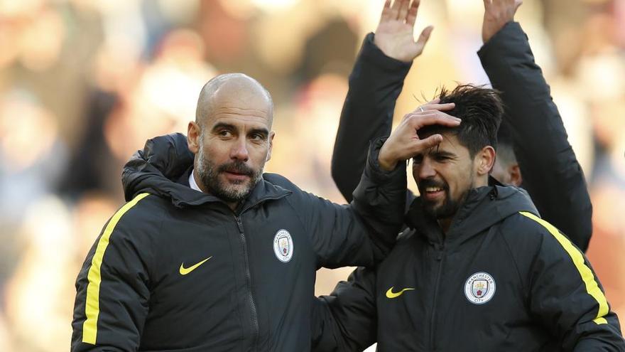 Guardiola, técnico del Manchester City. hace un gesto cariñoso a Nolito durante un partido // Reuters