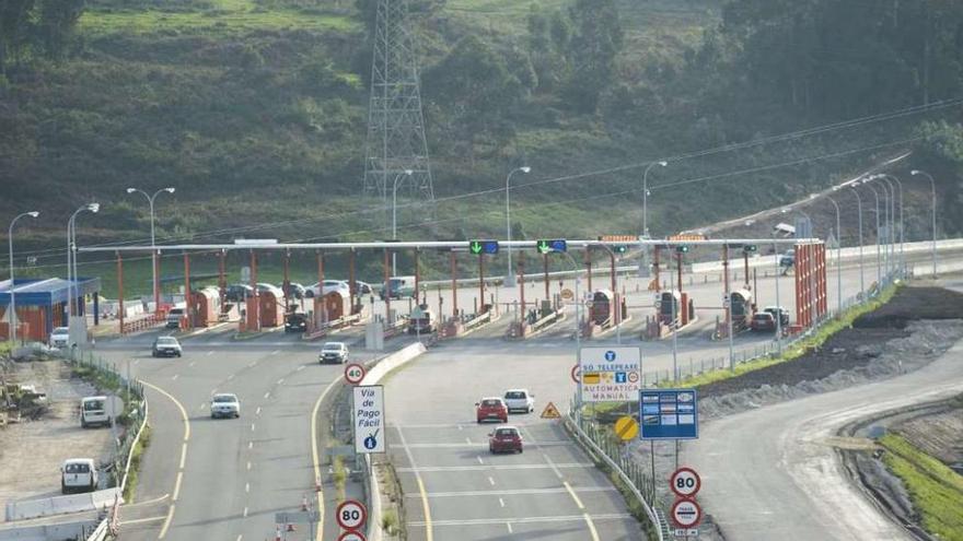 Varios vehículos circulan por el peaje de Pastoriza de la autopista de Carballo.