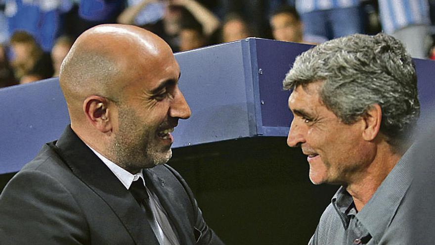 Abelardo y Juande se saludan antes de comenzar el partido.