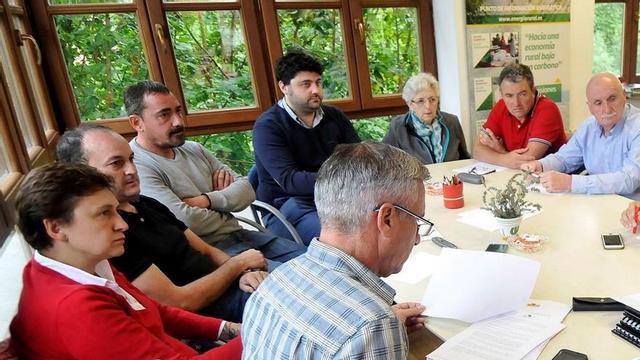 Una reunión del Grupo de Desarrollo del Alto Nalón en la sede del Leader en Soto de Agues. | LNE