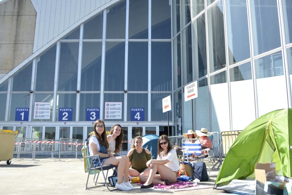 Las primeras fans se instalan en tiendas de campaña para asegurarse un sitio en primera fila en el concierto que el cantante ofrecerá este viernes en el Coliseum.