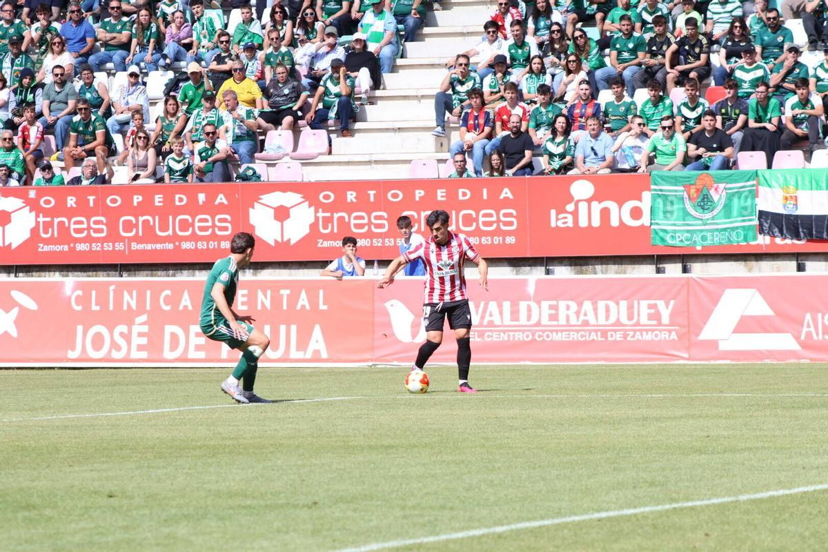 Partido entre el Zamora CF y el Cacereño disputado en el Estadio Municipal Ruta de la Plata.