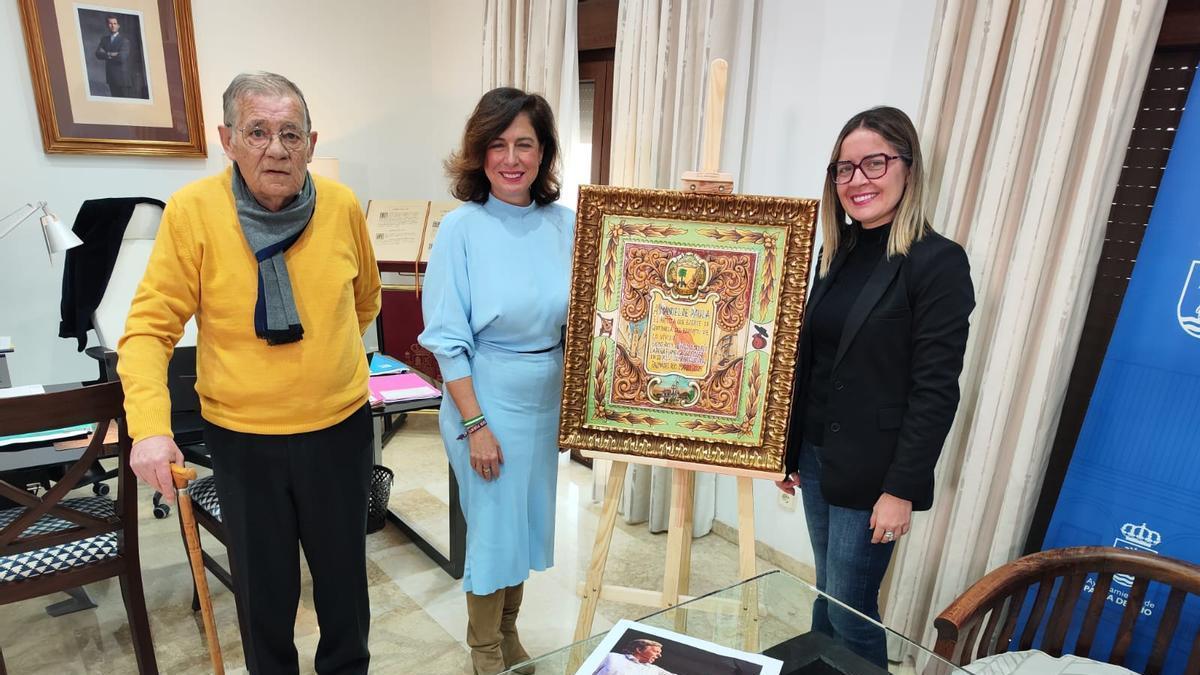 El presidente de la Peña Flamenca La Soleá, Gregorio González; la alcaldesa, Matilde Esteo, y la concejal de Cultura, Mari Ángeles Zamora, han presentado la 45º Semana Cultural Flamenca de Palma del Río.