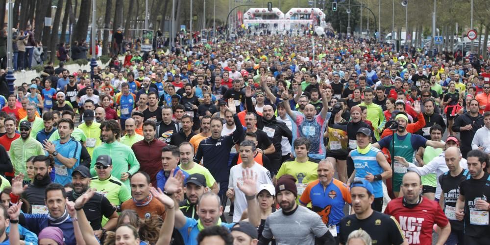 Más de 4.000 corredores toman la salida en Samil del medio maratón.