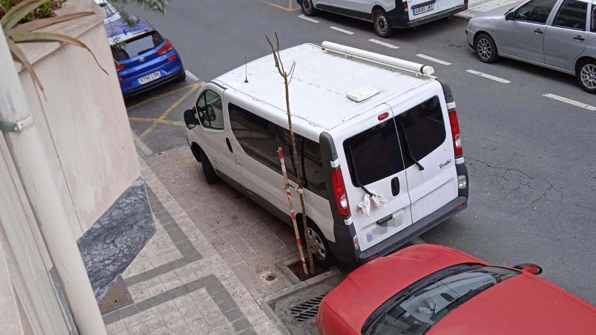 Furgoneta aparcada en la acera de la calle Obispo Varela de Plasencia.