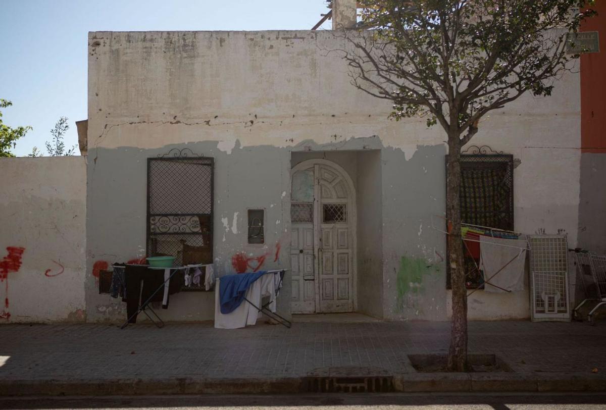 Vivienda en la frontera del asentamiento chabolista en les Carolines, junto al velódromo. | LOYOLA PÉREZ DE VILLEGAS