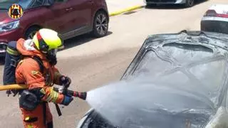 Arde un vehículo en plena calle en Carlet