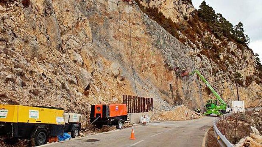 Equip tècnic treballant ahir a la zona de l&#039;esllavissada