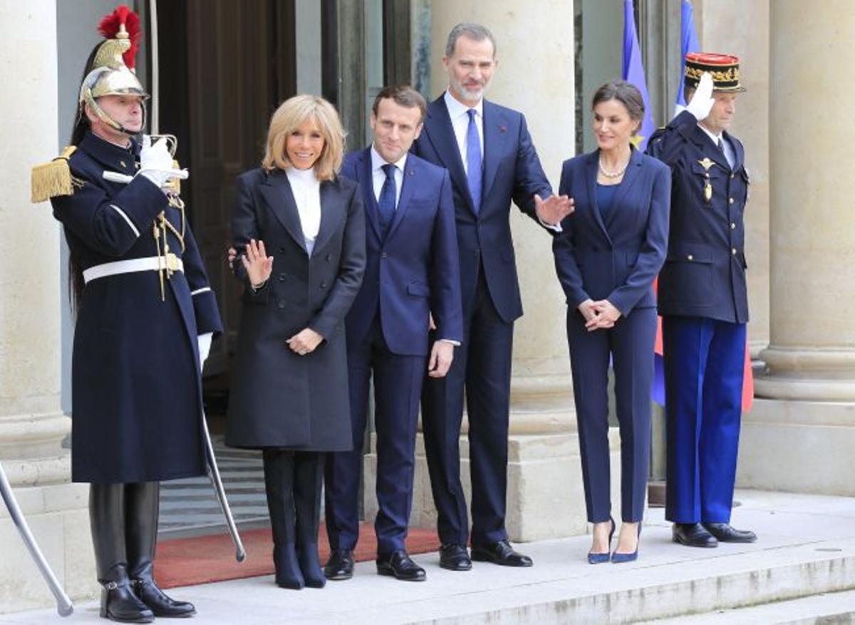 La reina Letizia y su impactante look con traje chaqueta azul marino y collar de perlas