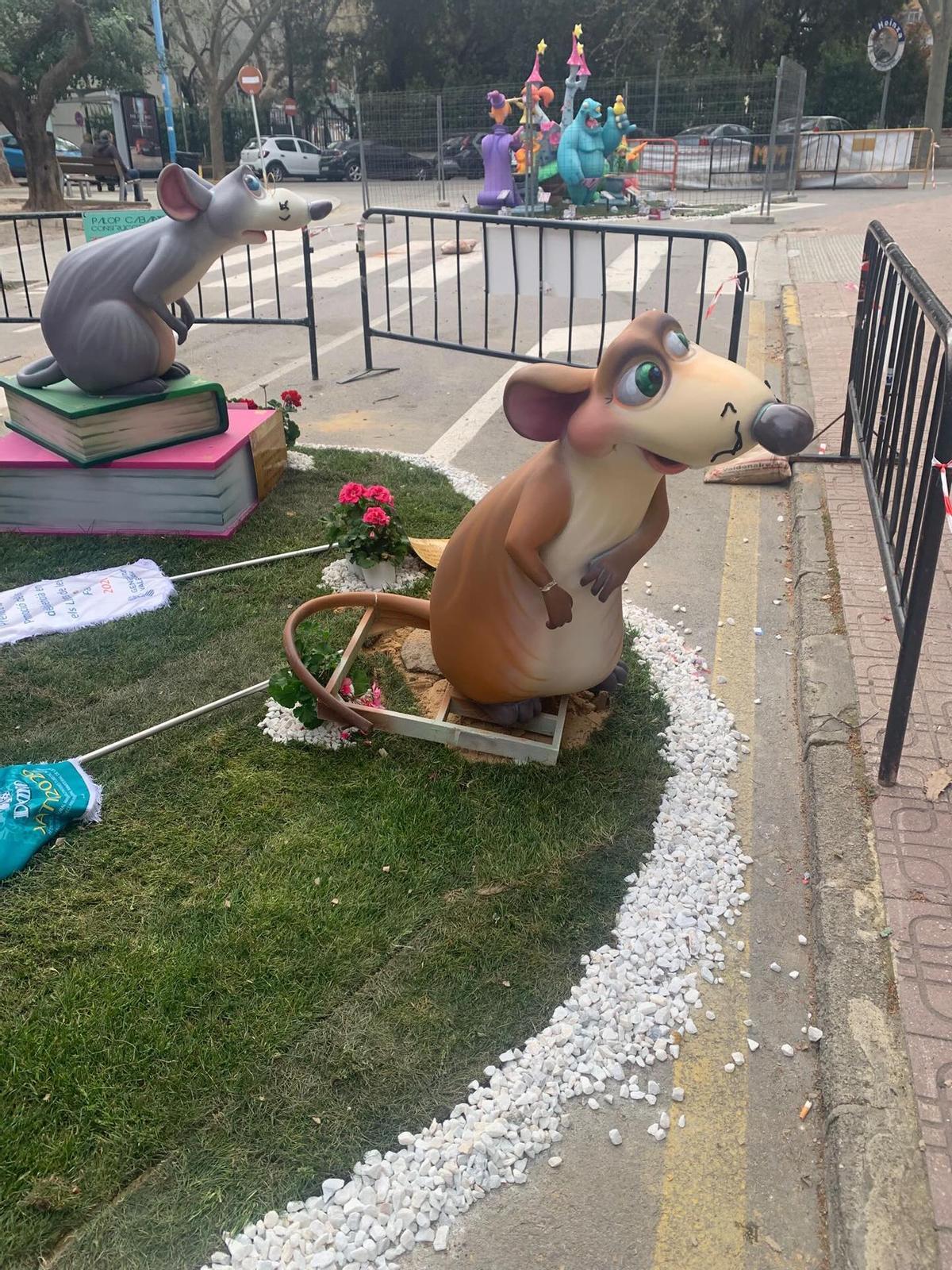 Una figura con un brazo dañado.