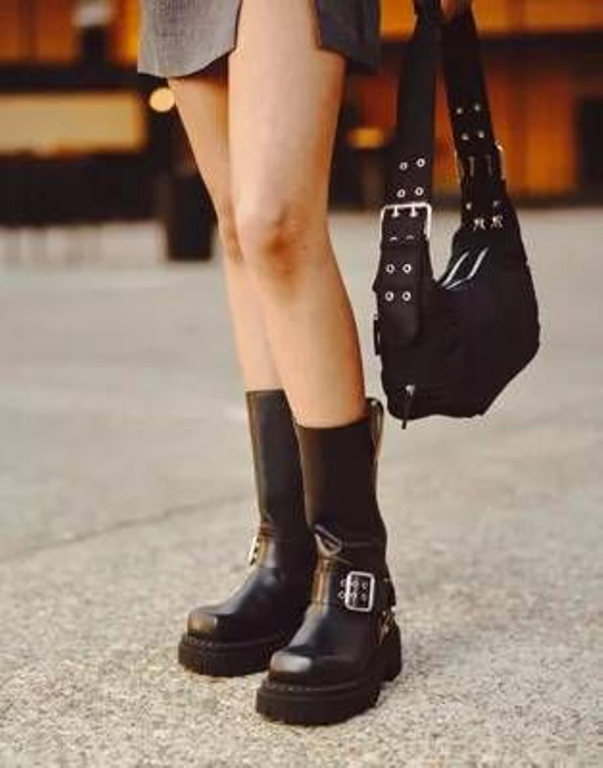 Botas biker negras con detalle de arnés de cuero premium Conquest de ASOS DESIGN