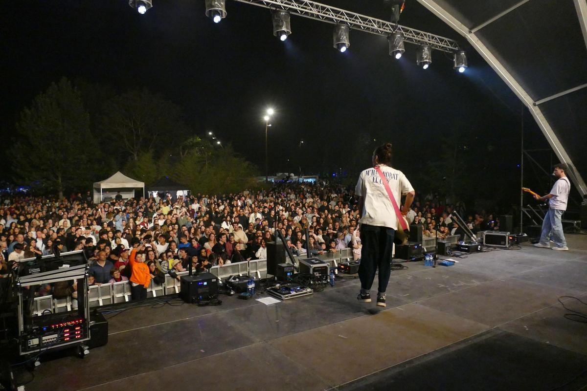 EN IMATGES | La Banda Neon i Dj Ruben Rider van animar la segona nit del Rampell
