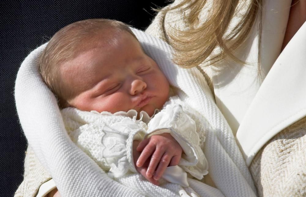 Los Príncipes de Asturias salieron a las 12:10 horas con su primogénita, la Infanta Leonor, de la Clínica Ruber Internacional donde decenas de periodistas y curiosos esperaban para ver a la séptima nieta de los Reyes. EFE