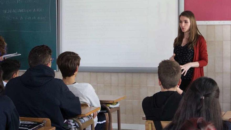 Cristina Rodríguez, psicóloga de Feafes, durante una de las charlas a alumnos de 3º de ESO en un centro de Santiago.