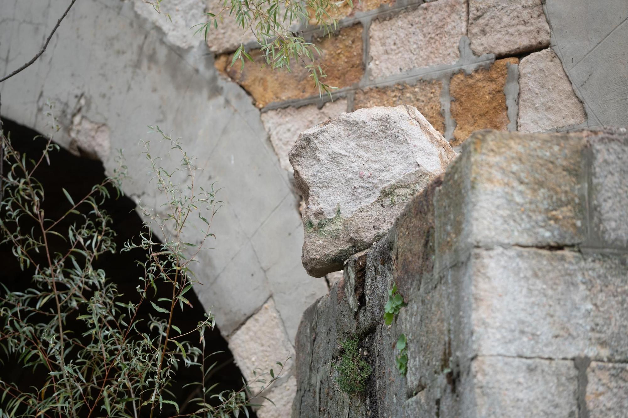 GALERÍA | Varios sillares del Puente de Piedra se desprenden al retirar parte de la barandilla