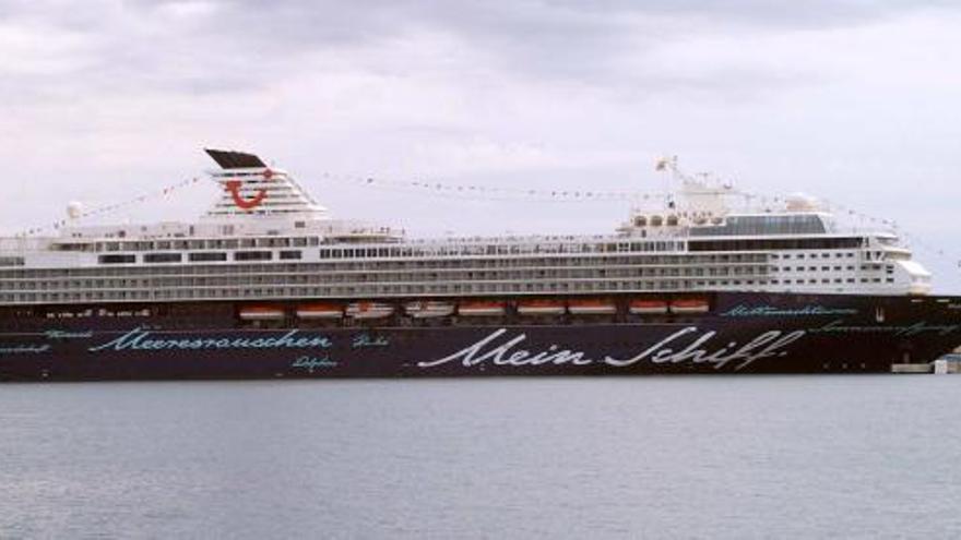 La imagen exterior del ´Mein Schiff´ es muy llamativa con el casco azul y con palabras alemanas referentes al mar.