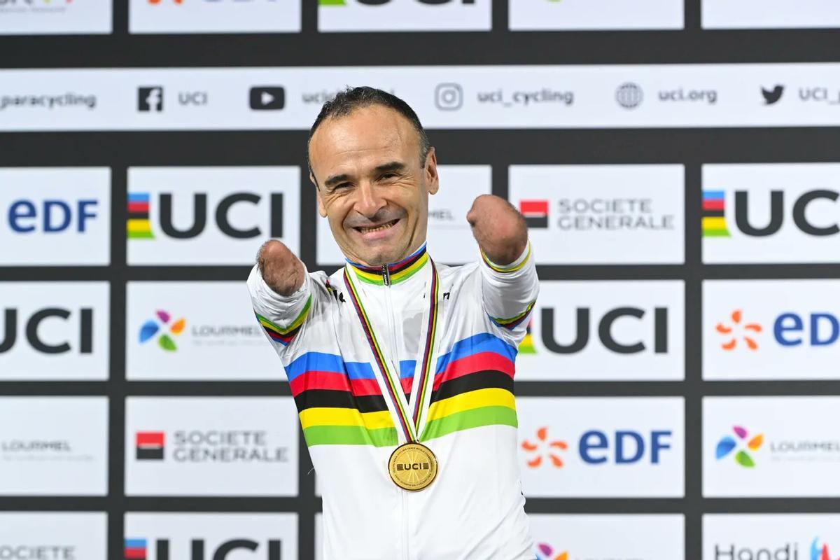 Ricardo Ten, con una nueva medalla de oro y el maillot arcoíris en el podio
