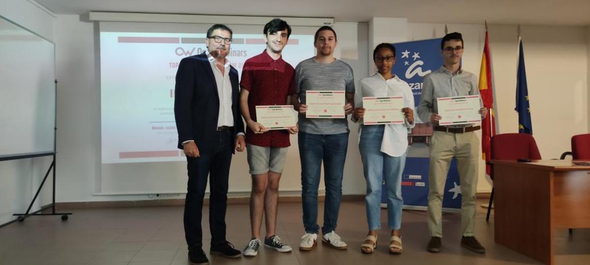 El premio concedido a estudiantes del Instituto de Educación Secundaria Azarquiel, de Toledo, uno de los centros que mejor aprovechamiento hace de las becas¡