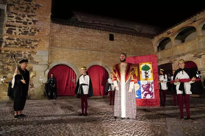 El halcón y la columna vuelve a Belalcázar por el verano